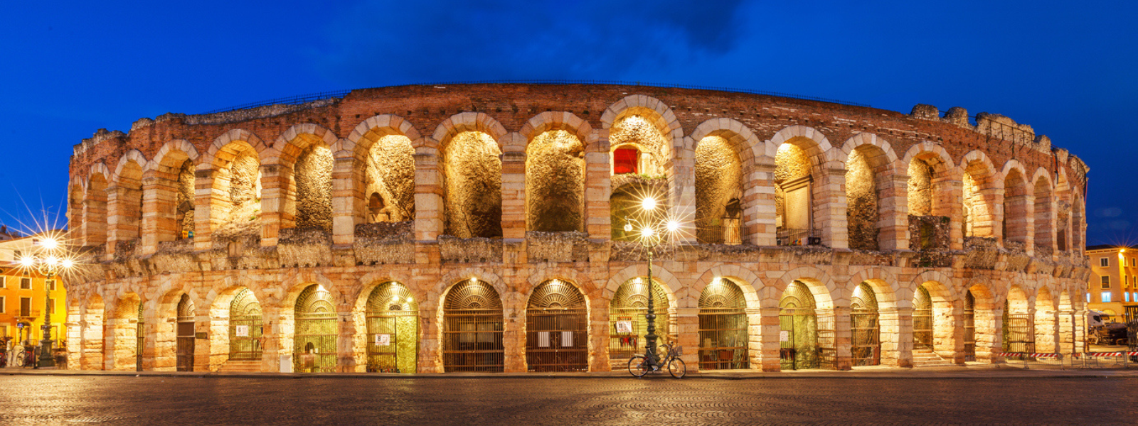 Venise et les arènes de Vérone, scène majestueuse de l'opéra